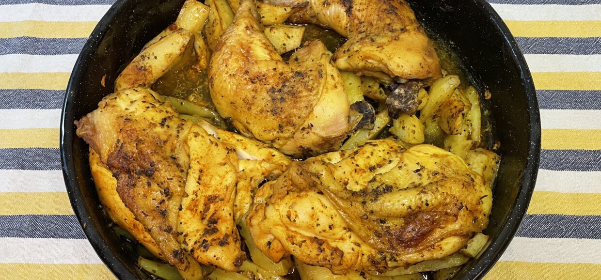 Μια κλασική και αγαπημένη συνταγή για κοτόπουλο με πατάτες στο φούρνο και μπόλικο κόκκινο πιπέρι.