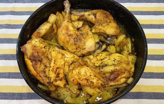Μια κλασική και αγαπημένη συνταγή για κοτόπουλο με πατάτες στο φούρνο και μπόλικο κόκκινο πιπέρι.