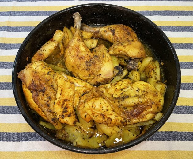 Μια κλασική και αγαπημένη συνταγή για κοτόπουλο με πατάτες στο φούρνο και μπόλικο κόκκινο πιπέρι.