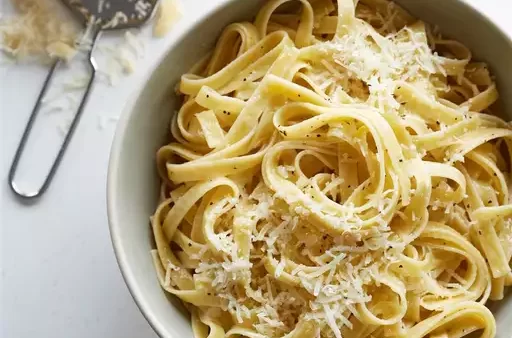 Μια τόσο απλή συνταγή για μακαρονάδα αλλά και τόσο νόστιμη με βούτυρο και παρμεζάνα. Έτοιμα σε λίγα μόνο λεπτά.