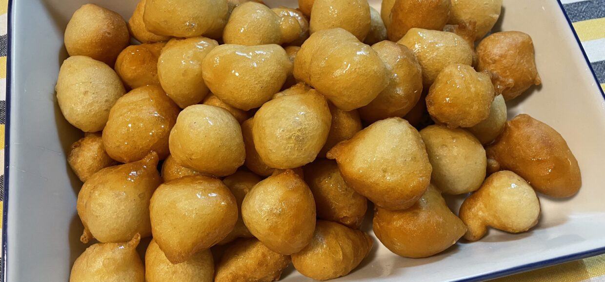 Συνταγή για αγαπημένους λουκουμάδες με μόνο δύο υλικά. Τραγανοί, πεντανόστιμοι και θα τους φτιάξετε σε λίγα μόνο λεπτά.