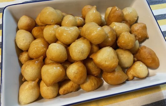 Συνταγή για αγαπημένους λουκουμάδες με μόνο δύο υλικά. Τραγανοί, πεντανόστιμοι και θα τους φτιάξετε σε λίγα μόνο λεπτά.