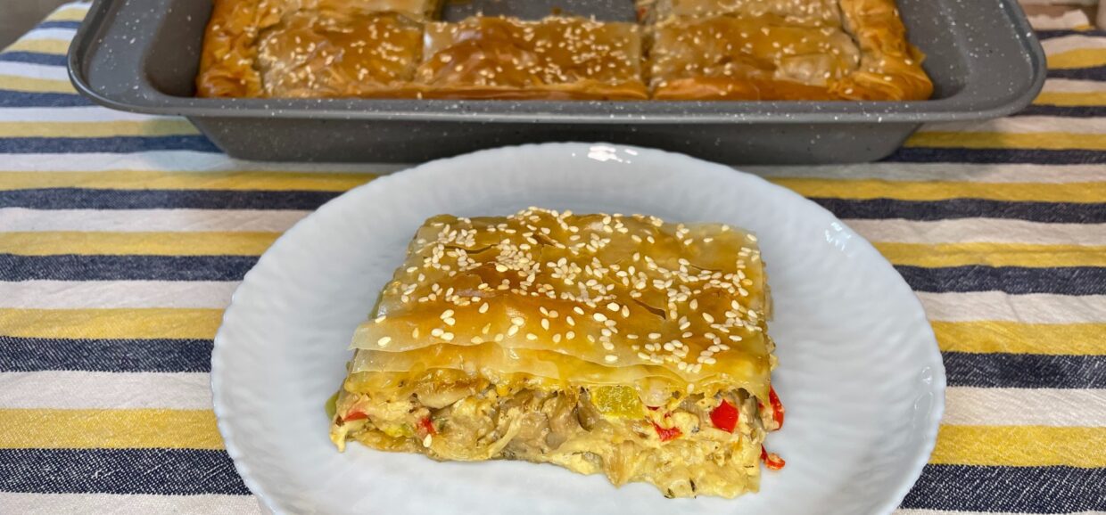 Συνταγή για υπέροχη μανιταρόπιτα. Τραγανό φύλλο κρούστας και υπέροχη γέμιση με κρέμα γάλακτος, πιπεριές και γραβιέρα.