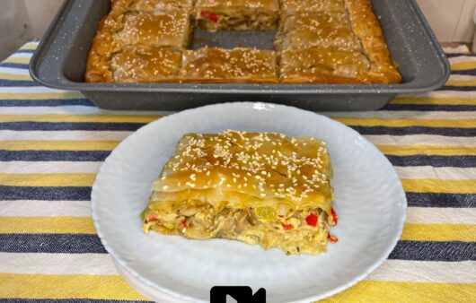 Συνταγή για υπέροχη μανιταρόπιτα. Τραγανό φύλλο κρούστας και υπέροχη γέμιση με κρέμα γάλακτος, πιπεριές και γραβιέρα.