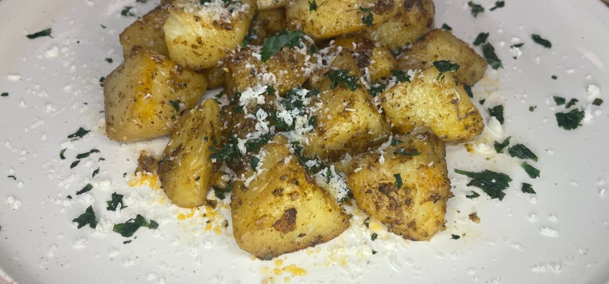 Συνταγή για ψητές πατάτες στο φούρνο. Είναι υπέροχες, αρωματικές, μυρωδάτες και τις φτιάχνουμε σε λίγα μόλις λεπτά.