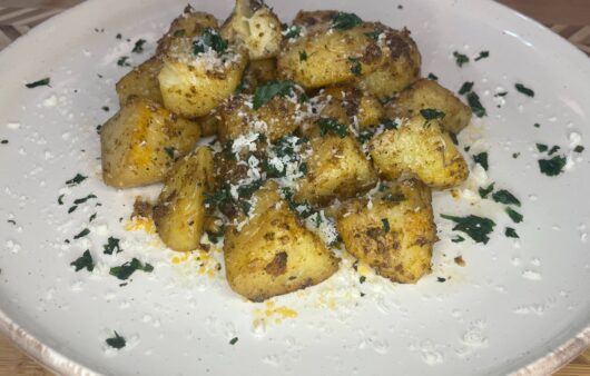 Συνταγή για ψητές πατάτες στο φούρνο. Είναι υπέροχες, αρωματικές, μυρωδάτες και τις φτιάχνουμε σε λίγα μόλις λεπτά.