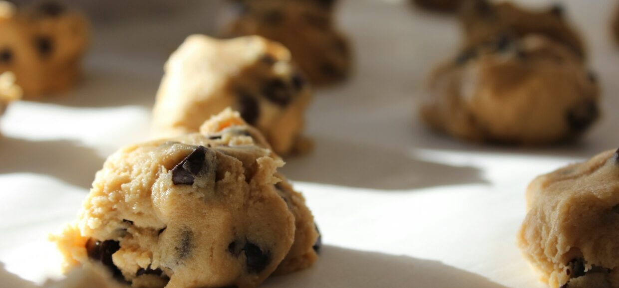 Ανακαλύψτε έναν εύκολο τρόπο για να παγώσετε τα μπισκότα σας στη κατάψυξη και να έχετε φρεσκοψημένα μπισκότα όποτε επιθυμείτε.