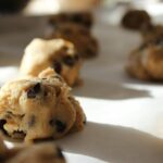 Ανακαλύψτε έναν εύκολο τρόπο για να παγώσετε τα μπισκότα σας στη κατάψυξη και να έχετε φρεσκοψημένα μπισκότα όποτε επιθυμείτε.