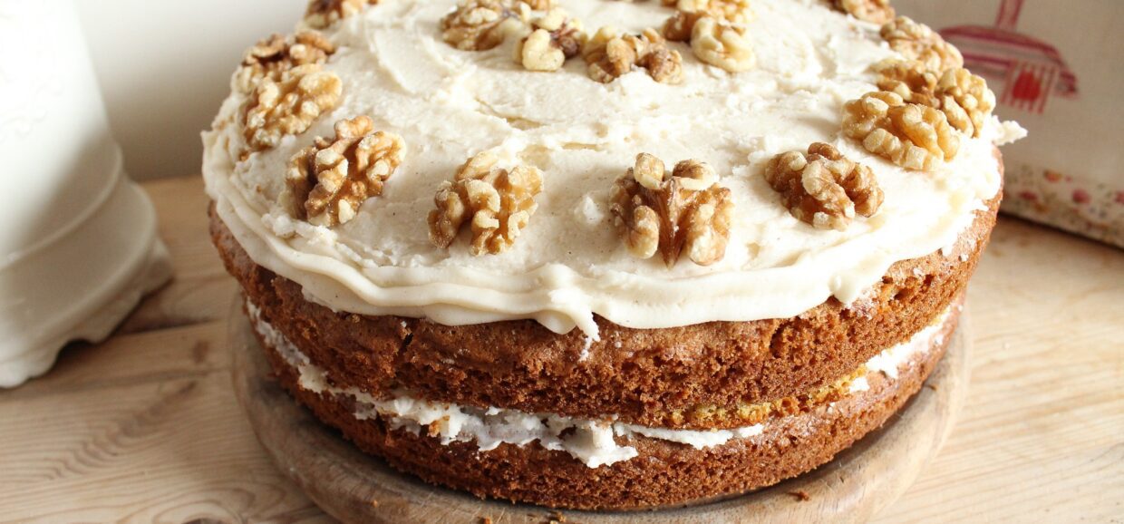 Μια εύκολη συνταγή για το διάσημο Αμερικάνικο carrot cake με παντεσπάνι και βουτυρόκρεμα.