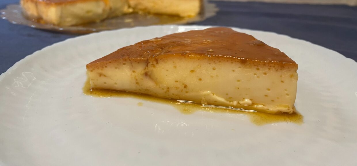 Συνταγή για την αγαπημένη σε όλους φλαν. Μια ψημένη κρέμα με μοναδική υφή που περιχύνετε με καραμέλα.