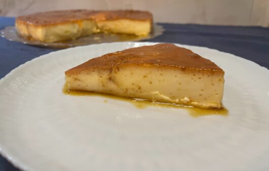 Συνταγή για την αγαπημένη σε όλους φλαν. Μια ψημένη κρέμα με μοναδική υφή που περιχύνετε με καραμέλα.