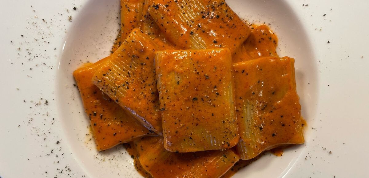 Δοκιμάστε πεντανόστιμα ζυμαρικά paccheri με κόκκινη πικάντικη σάλτσα που θα σας ενθουσιάσει.