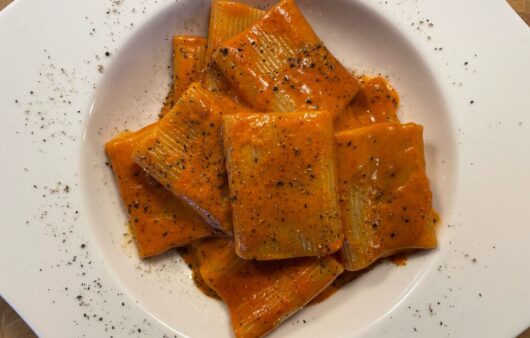 Δοκιμάστε πεντανόστιμα ζυμαρικά paccheri με κόκκινη πικάντικη σάλτσα που θα σας ενθουσιάσει.