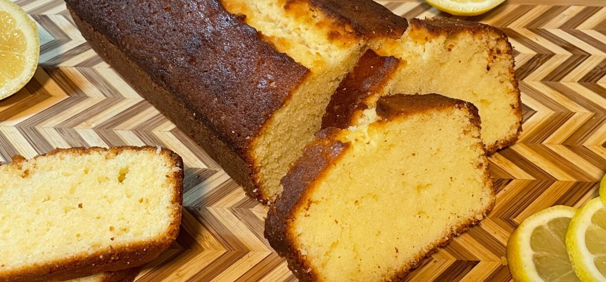 Συνταγή για κλασικό κέικ λεμόνι. Είναι αφράτο, με υπέροχη υφή και γεύση και θα το απολαύσετε ιδανικά με το καφέ σας.