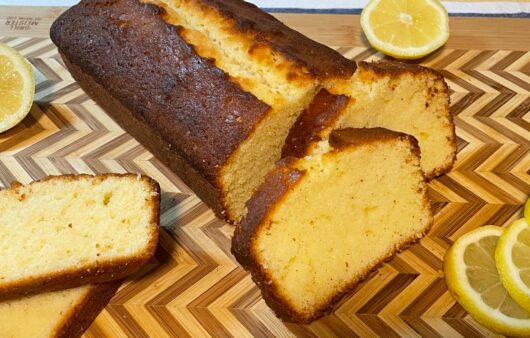 Συνταγή για κλασικό κέικ λεμόνι. Είναι αφράτο, με υπέροχη υφή και γεύση και θα το απολαύσετε ιδανικά με το καφέ σας.