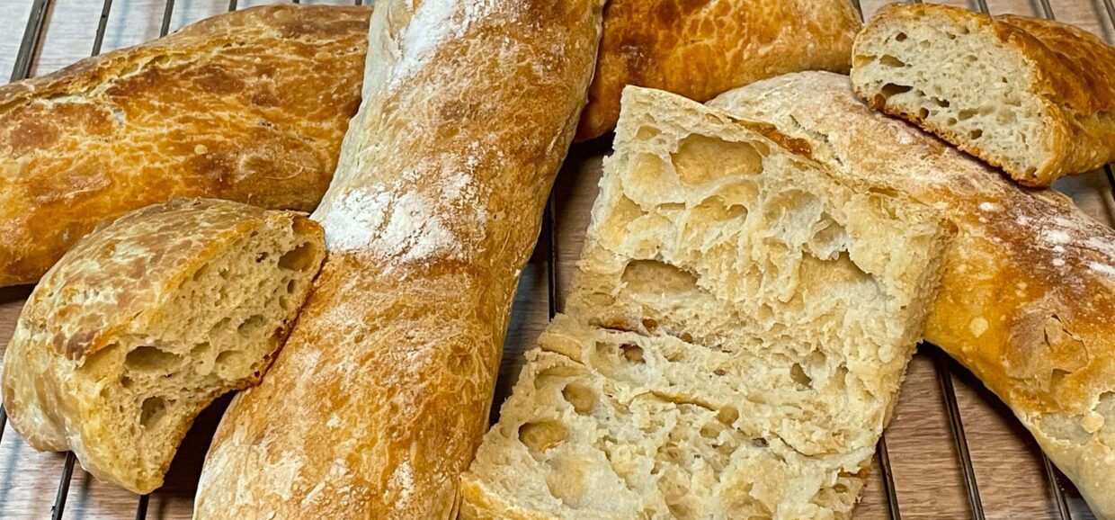 Δοκιμάστε μια εύκολη συνταγή χωρίς κόπο για μπαγκέτες. Είναι αφράτες, πεντανόστιμες και ιδανικές για σάντουιτς.