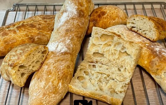 Δοκιμάστε μια εύκολη συνταγή χωρίς κόπο για μπαγκέτες. Είναι αφράτες, πεντανόστιμες και ιδανικές για σάντουιτς.