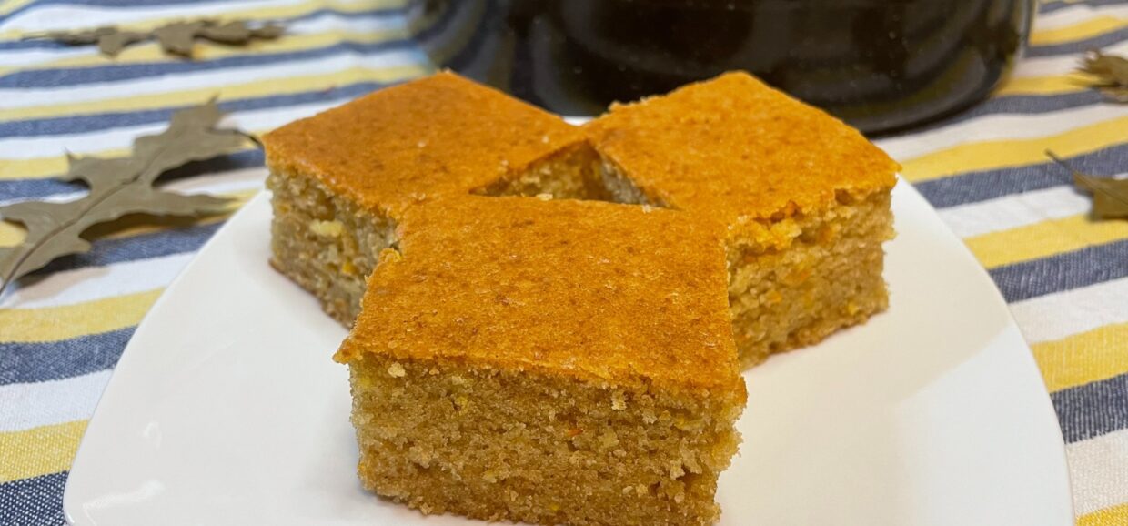 Συνταγή για νηστίσιμο κέικ πορτοκάλι με ολόκληρο πορτοκάλι αλεσμένο στο μπλέντερ. Είναι ζουμερό, με υπέροχη υφή και πλούσια γεύση πορτοκαλιού.