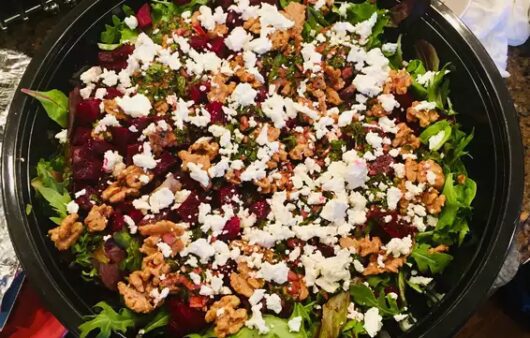 Παντζαροσαλάτα με υπέροχη σάλτσα βινεγκρέτ. Την σερβίρουμε με χοντροκομμένη φέτα και καρύδια.