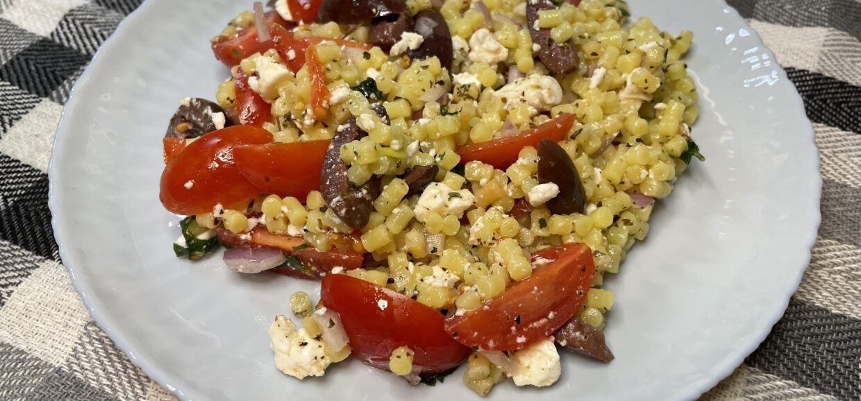 Σαλάτα με κους κους, φέτα, ελιές και ντοματίνια. Δροσερή, ελαφριά και ιδανική ακόμη και για γεύμα.