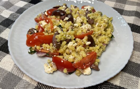 Σαλάτα με κους κους, φέτα, ελιές και ντοματίνια. Δροσερή, ελαφριά και ιδανική ακόμη και για γεύμα.