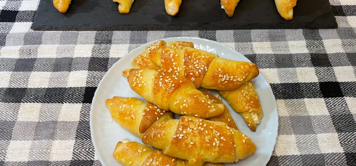 Συνταγή για αφράτα τυροπιτάκια με μαγιά. Μια υπέροχη φουσκωτή ζύμη με υπέροχη υφή και τέλεια γέμιση με τυρί, γιαούρτι και ελαιόλαδο. 