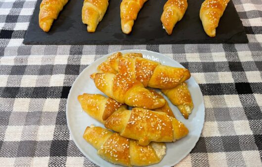 Συνταγή για αφράτα τυροπιτάκια με μαγιά. Μια υπέροχη φουσκωτή ζύμη με υπέροχη υφή και τέλεια γέμιση με τυρί, γιαούρτι και ελαιόλαδο. 