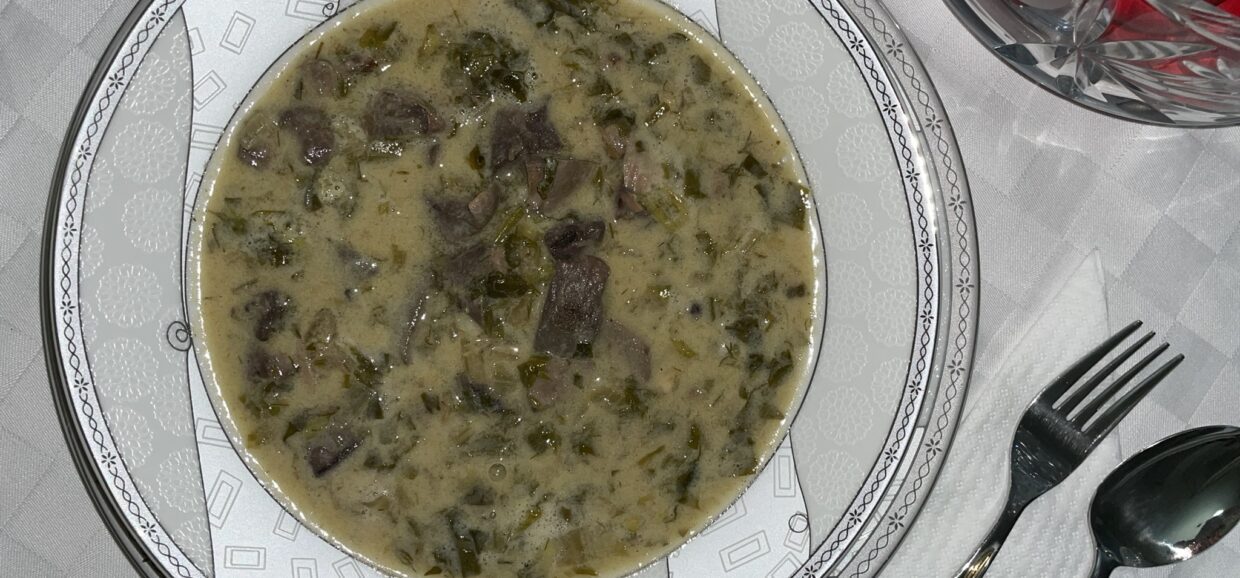 Παραδοσιακή συνταγή για μαγειρίτσα με συκωταριά αρνίσια, μαρούλι, άνηθο και μαϊντανό. Το αγαπημένο πιάτο της Ανάστασης.