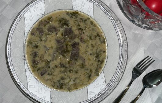 Παραδοσιακή συνταγή για μαγειρίτσα με συκωταριά αρνίσια, μαρούλι, άνηθο και μαϊντανό. Το αγαπημένο πιάτο της Ανάστασης.