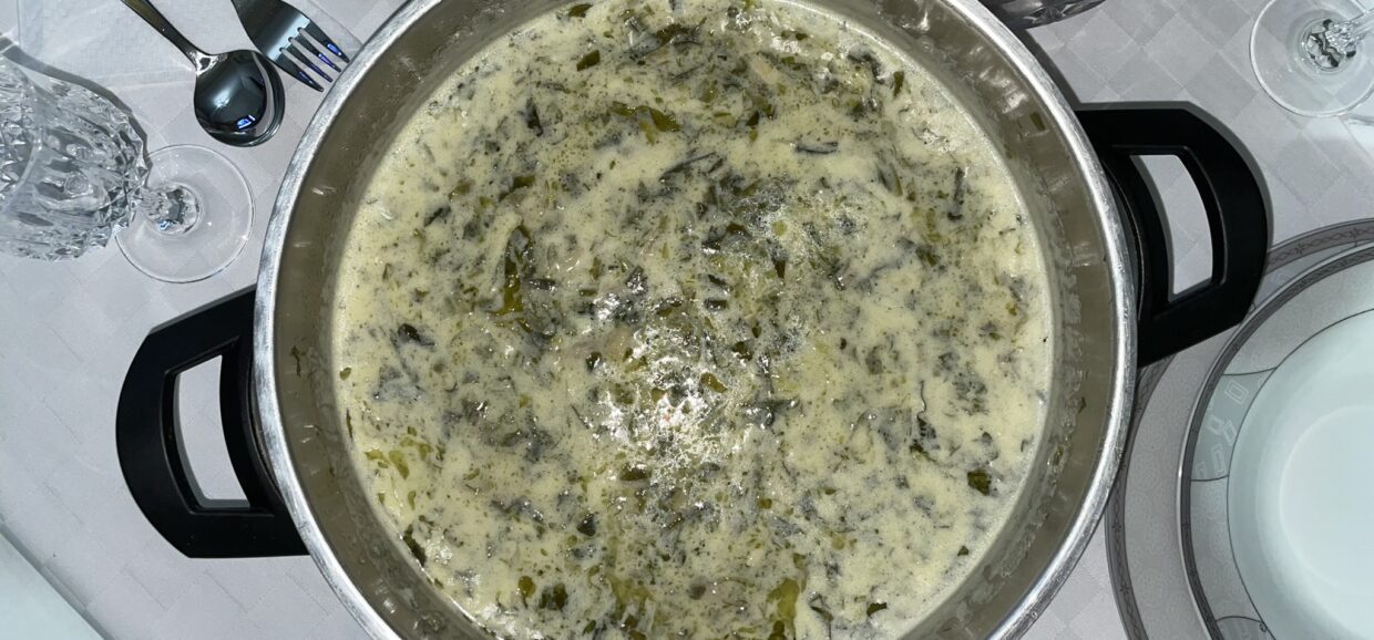 Δοκιμάστε μια εναλλακτική συνταγή για μαγειρίτσα με κοτόπουλο. Το αγαπημένο πιάτο της Ανάστασης σε άλλη εκδοχή.