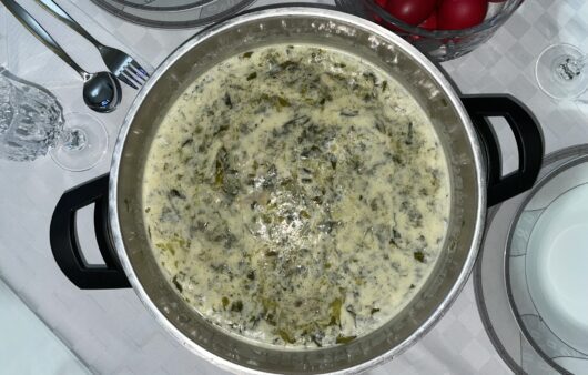 Δοκιμάστε μια εναλλακτική συνταγή για μαγειρίτσα με κοτόπουλο. Το αγαπημένο πιάτο της Ανάστασης σε άλλη εκδοχή.