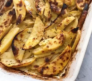 Μια παραδοσιακή και άκρως Ελληνική συνταγή για πατάτες λεμονάτες στο φούρνο. Τρώγονται και σκέτες και ως συνοδευτικό.