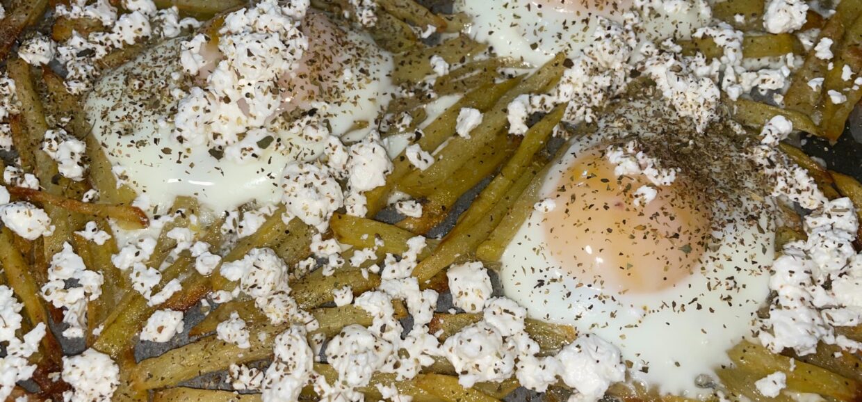 Ένα εύκολο και γρήγορο φαγητό με πατάτες στο φούρνο σαν τηγανητές με αυγά, φέτα και ρίγανη για το σερβίρισμα.