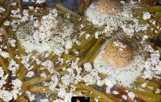 Ένα εύκολο και γρήγορο φαγητό με πατάτες στο φούρνο σαν τηγανητές με αυγά, φέτα και ρίγανη για το σερβίρισμα.