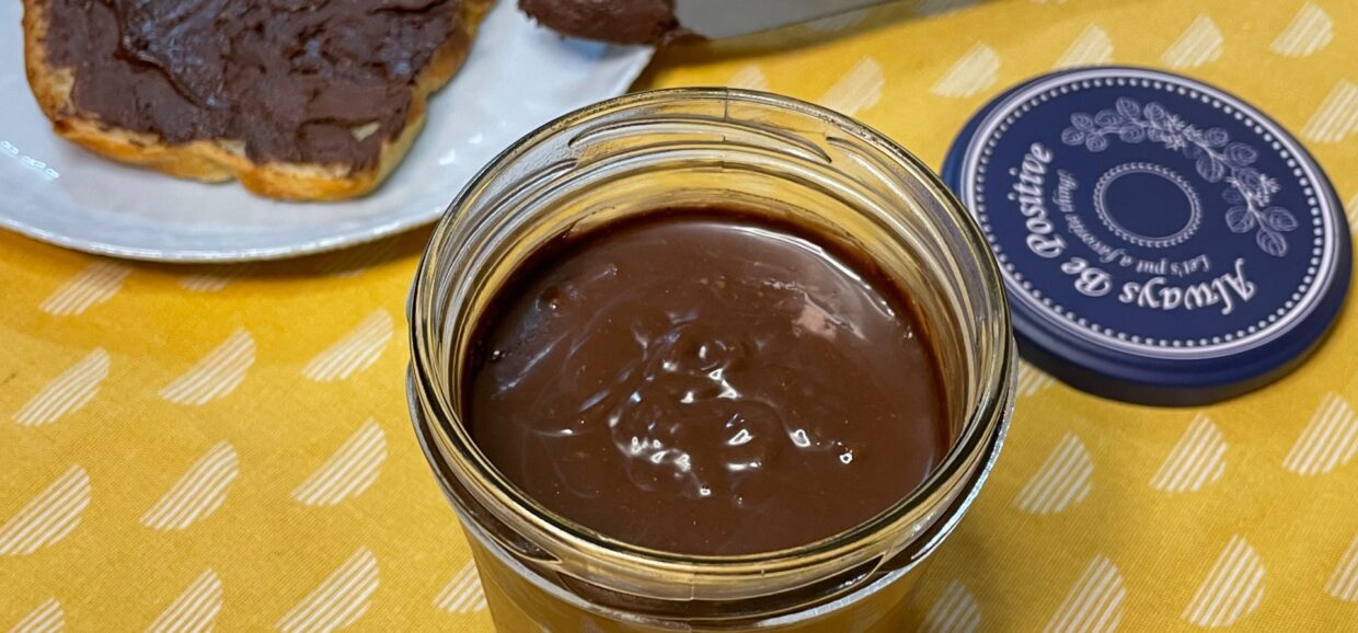 Φτιάξτε αυτήν την εύκολη συνταγή για σπιτική πραλίνα φουντουκιού με μοναδική γεύση από ψημένα φουντούκια, κακάο και κουβερτούρα γάλακτος.