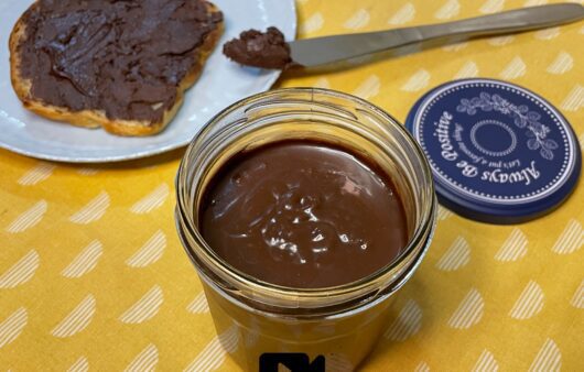 Φτιάξτε αυτήν την εύκολη συνταγή για σπιτική πραλίνα φουντουκιού με μοναδική γεύση από ψημένα φουντούκια, κακάο και κουβερτούρα γάλακτος.