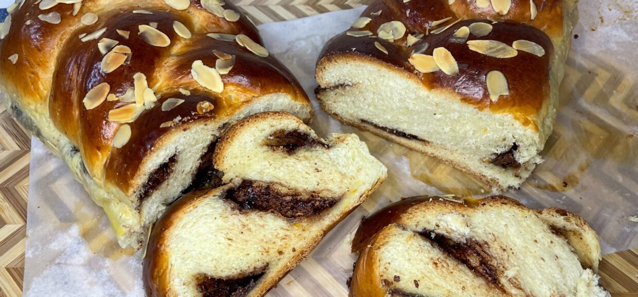 Συνταγή για μοναδικά αφράτα τσουρέκια γεμιστά με σοκολάτα. Έχουν υπέροχη υφή, με μοναδικό άρωμα μαστίχας, μαχλέπι και πραλίνα σοκολάτας.