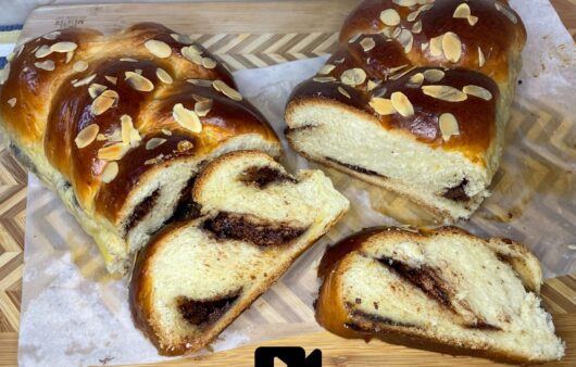 Συνταγή για μοναδικά αφράτα τσουρέκια γεμιστά με σοκολάτα. Έχουν υπέροχη υφή, με μοναδικό άρωμα μαστίχας, μαχλέπι και πραλίνα σοκολάτας.