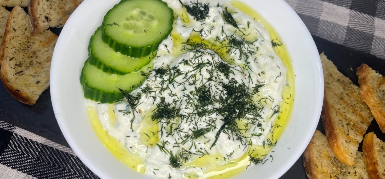 Το τζατζίκι είναι ένα από τα πιο γνωστά Ελληνικά ορεκτικά και το συνοδεύουμε ιδανικά με κρέας, σάντουιτς, πατάτες και πίτες. 