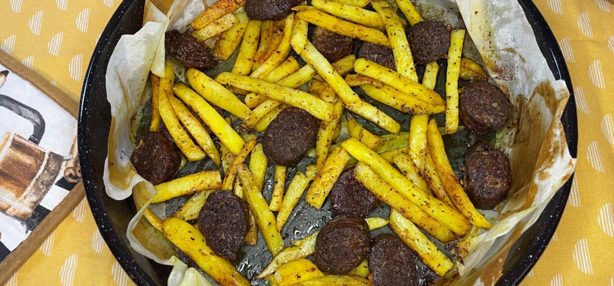 Δοκιμάστε μια υπέροχη comfort συνταγή για χωριάτικο λουκάνικο με πατάτες σαν τηγανητές στο φούρνο με κόκκινο πιπέρι και κουρκουμά. 