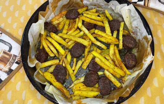 Δοκιμάστε μια υπέροχη comfort συνταγή για χωριάτικο λουκάνικο με πατάτες σαν τηγανητές στο φούρνο με κόκκινο πιπέρι και κουρκουμά. 