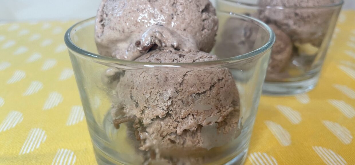 Φτιάξτε την πιο εύκολη συνταγή για frozen yogurt σοκολάτα με λιωμένη κουβερτούρα και κακάο.