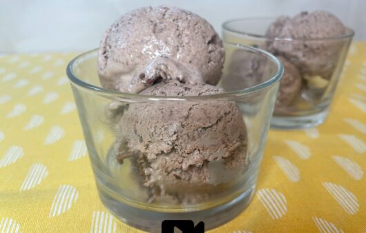 Φτιάξτε την πιο εύκολη συνταγή για frozen yogurt σοκολάτα με λιωμένη κουβερτούρα και κακάο.