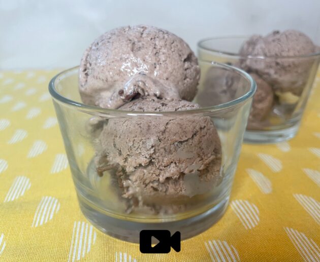 Φτιάξτε την πιο εύκολη συνταγή για frozen yogurt σοκολάτα με λιωμένη κουβερτούρα και κακάο.