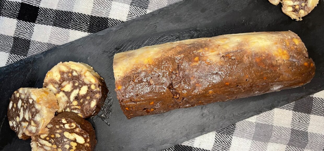 Συνταγή για διαφορετικό μωσαϊκό με λευκή σοκολάτα και σοκολάτα κουβερτούρα. Φτιάξτε τον υπέροχο κορμό σε 15 μόνο.