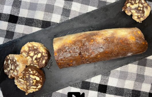 Συνταγή για διαφορετικό μωσαϊκό με λευκή σοκολάτα και σοκολάτα κουβερτούρα. Φτιάξτε τον υπέροχο κορμό σε 15 μόνο.