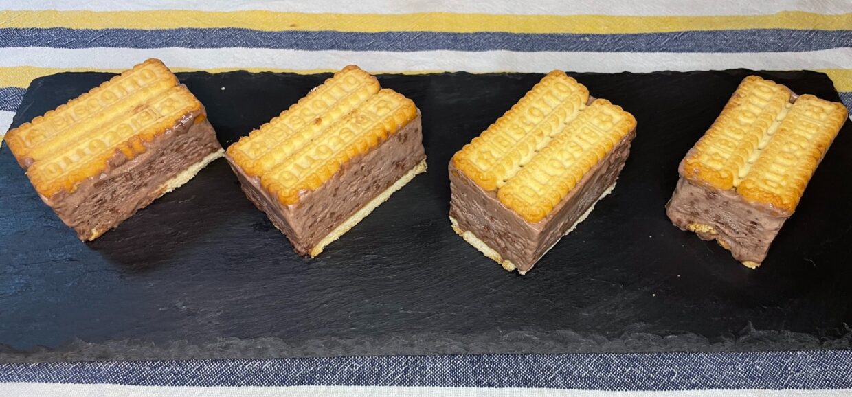 Φτιάξτε ένα υπέροχο και εύκολο παγωτό σάντουιτς με σοκολάτα. Περιέχει κομμάτια σοκολάτας και ταιριάζει ιδανικά με τα μπισκότα μας.