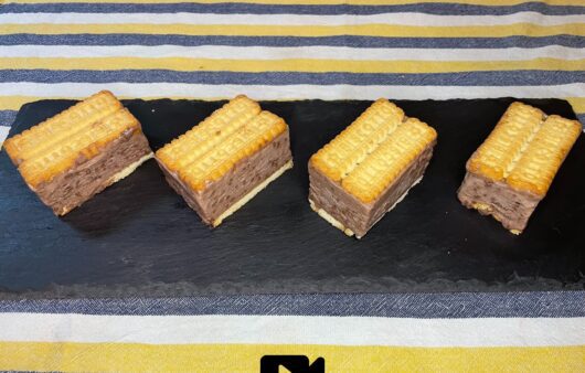 Φτιάξτε ένα υπέροχο και εύκολο παγωτό σάντουιτς με σοκολάτα. Περιέχει κομμάτια σοκολάτας και ταιριάζει ιδανικά με τα μπισκότα μας.