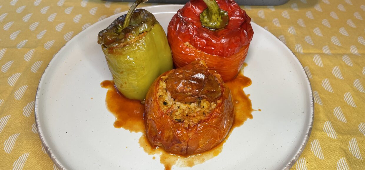 Δοκιμάστε μια συνταγή για κλασικά γεμιστά με κιμά. Ένα υπέροχο comfort Ελληνικό φαγητό.