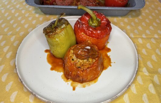 Δοκιμάστε μια συνταγή για κλασικά γεμιστά με κιμά. Ένα υπέροχο comfort Ελληνικό φαγητό.